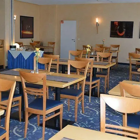 Отель Ramada By Wyndham Hannover Messe Латцен